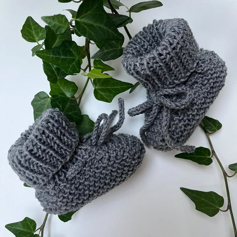 Les chaussons bébé gris souris univers 2